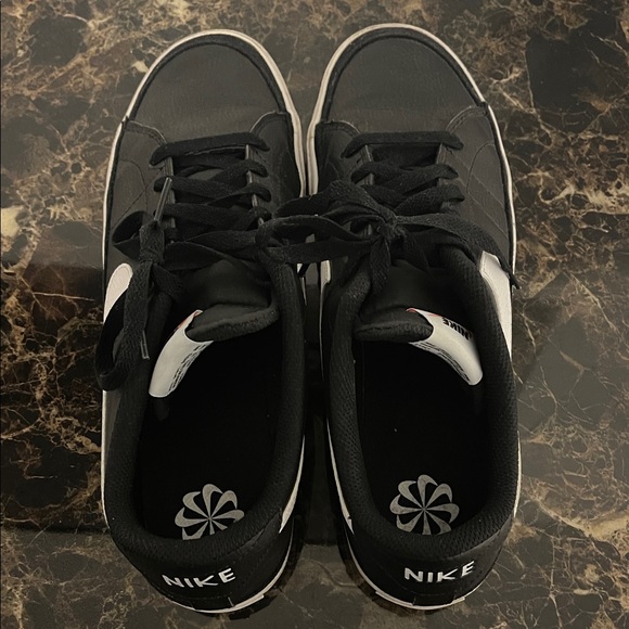 Nike Men's Black Sneakers with White Accents - Picture 5 of 5